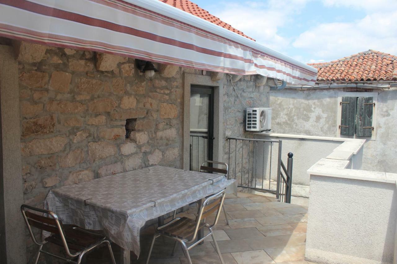 Voltera Parking Space Near The House * Betina (Sibenik-Knin)